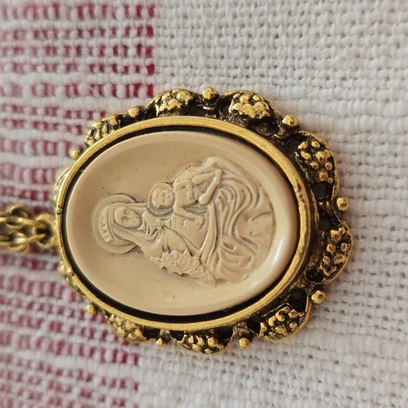 Vatican Library Collection Gold Madonna and Child Pendant with Gold Chain - EUC - Picture 2 of 8